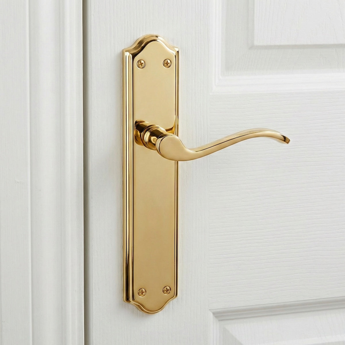 Maniglia modello '1101' con placca curva in alluminio finitura dorata per porte