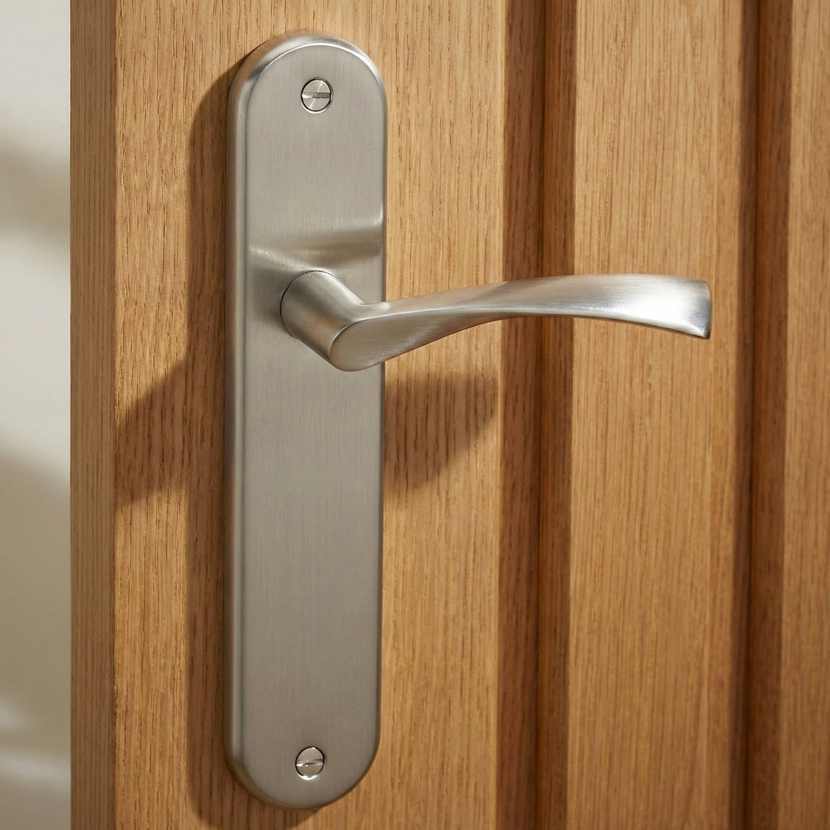 Maniglia modello '130A' onda con placca ovale in alluminio per porte in finitura nichel satinato