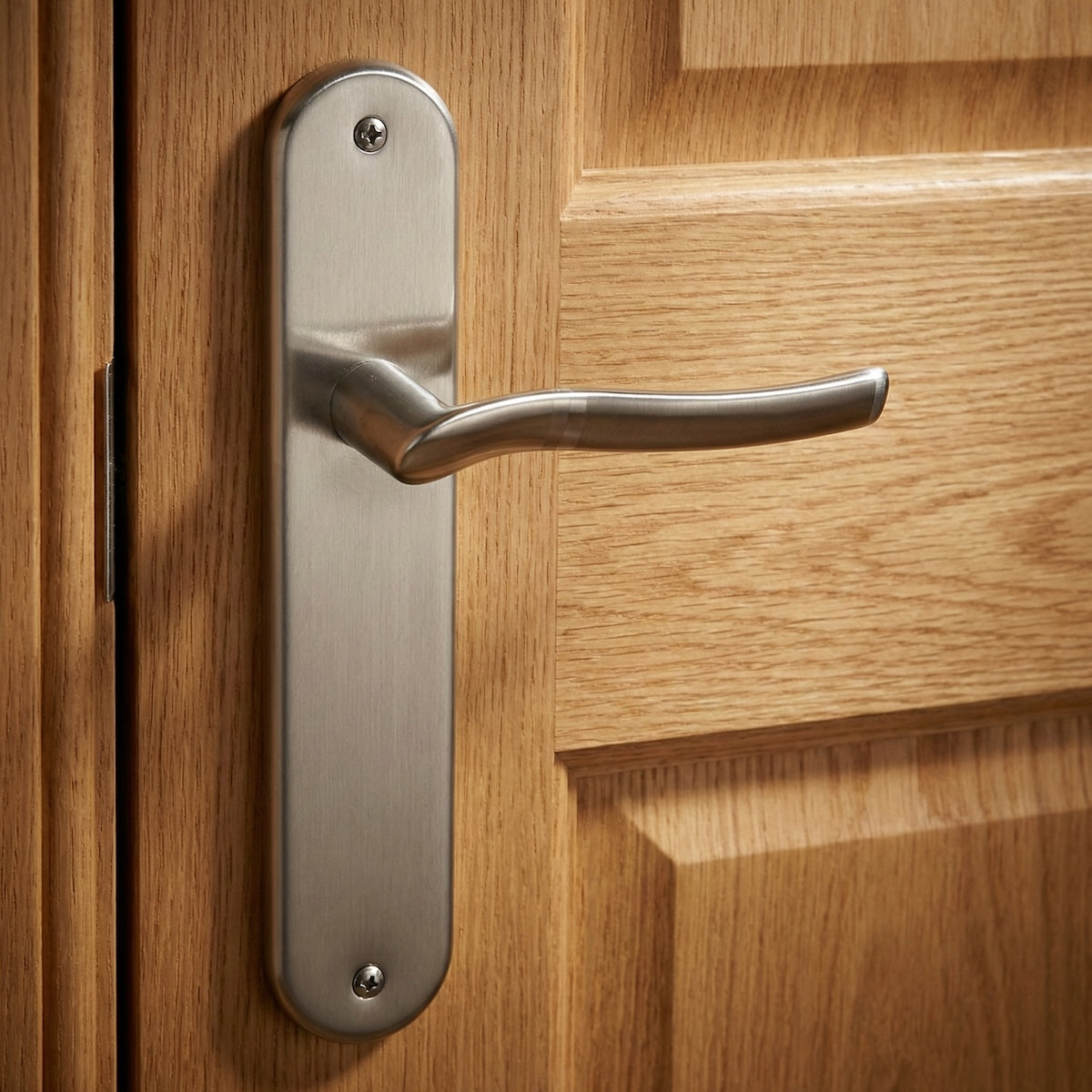 Maniglia con placca ovale e impugnatura ondulata bicolore per porte modello '230'