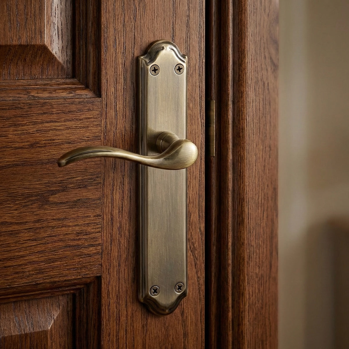 Maniglia modello '301' con placca ovale curva in alluminio finitura cuoio per porte