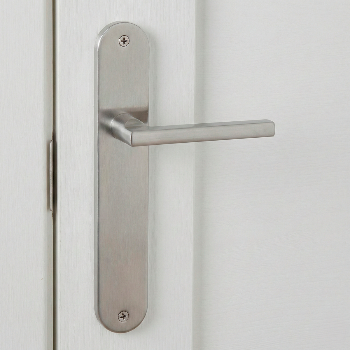 Classica maniglia modello '530' in alluminio con placca ovale in finitura nichel satinato per porte