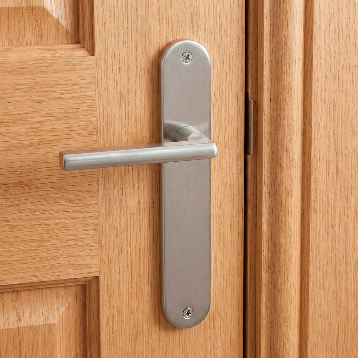 Classica maniglia modello '530' in alluminio con placca ovale in finitura nichel satinato per porte