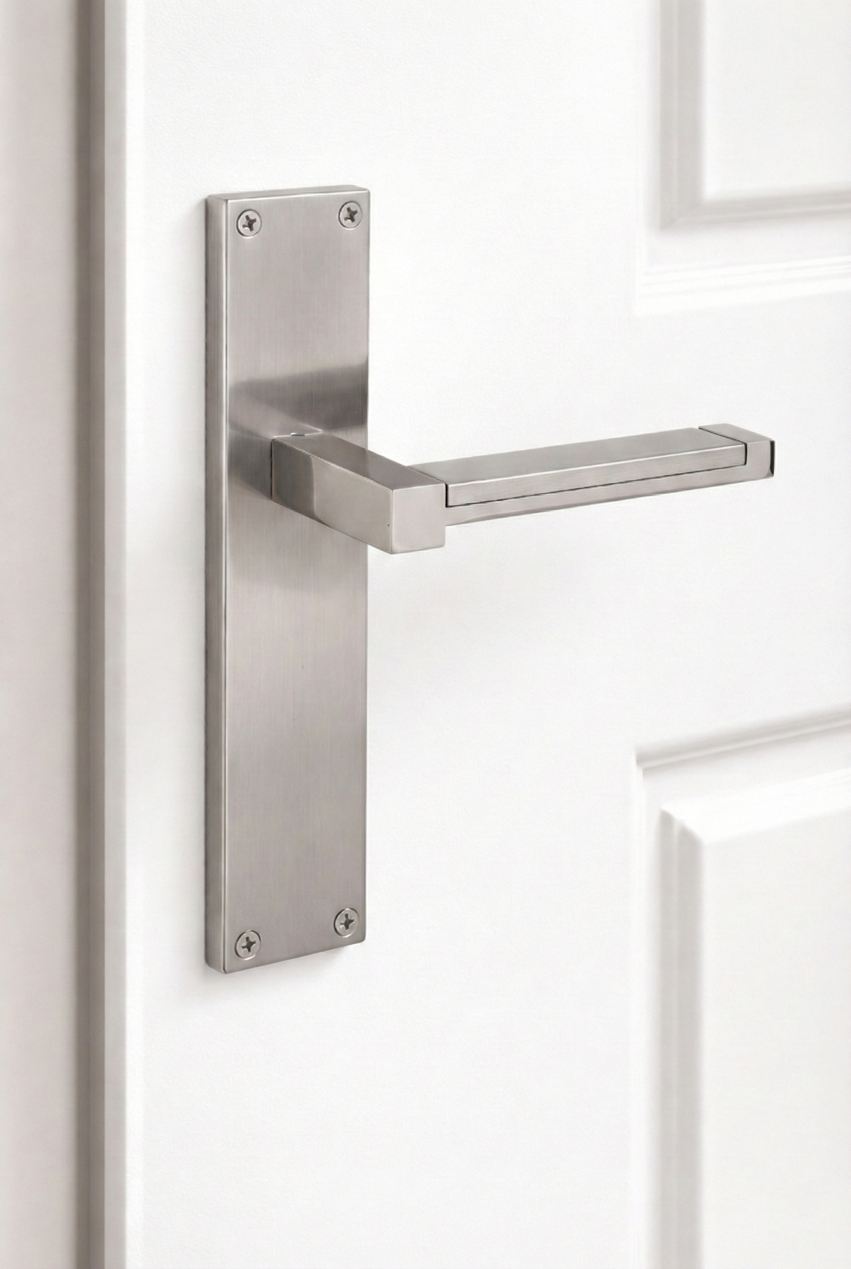 Maniglia modello 610 con placca rettangolare in zamak finitura nichel satinato per porte