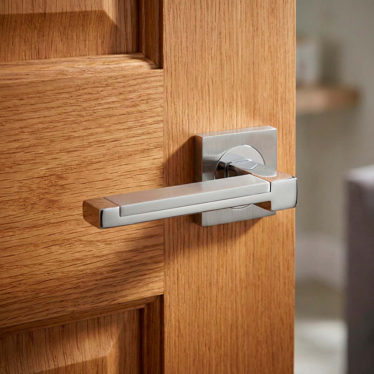 Maniglia in zama modello 610 con rosetta quadrata in finitura nichel combinato per porte