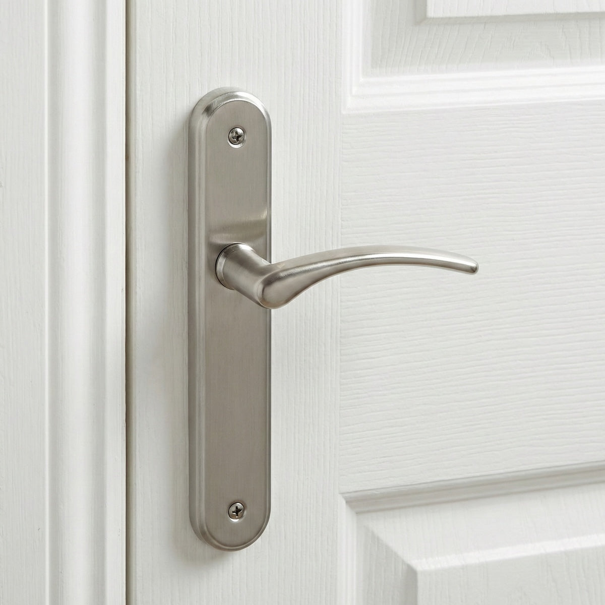 Maniglia modello '6331' in zama con placca ovale in finitura nichel satinato per porte