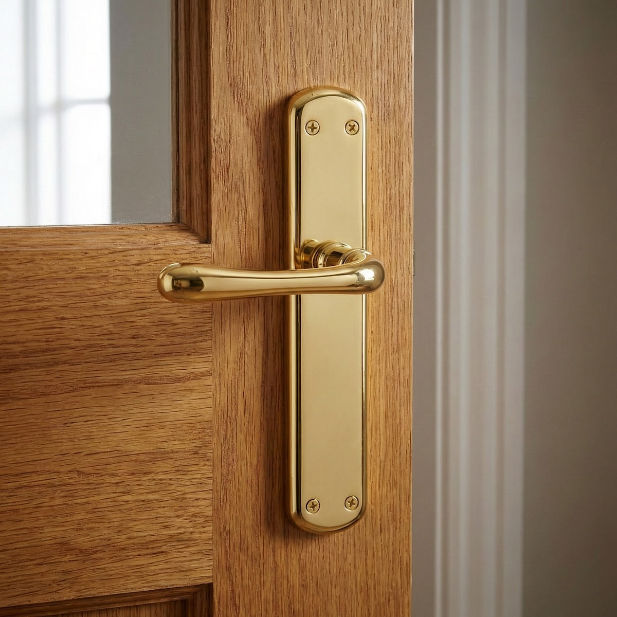 Maniglia modello '6501' in zama finitura oro lucido con placca ovale per porte