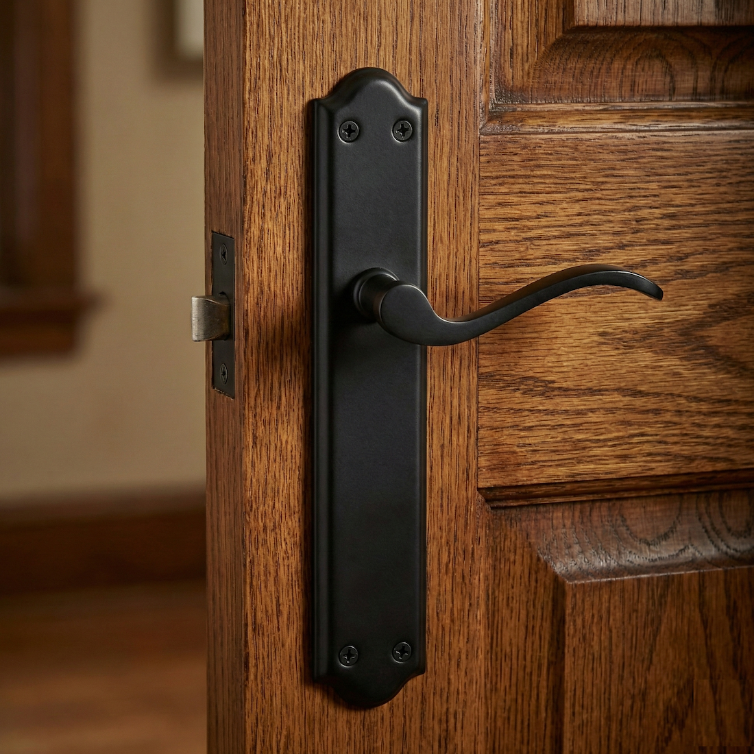 Maniglia modello '1101' in alluminio con placca in finitura ferro battuto nero per porte