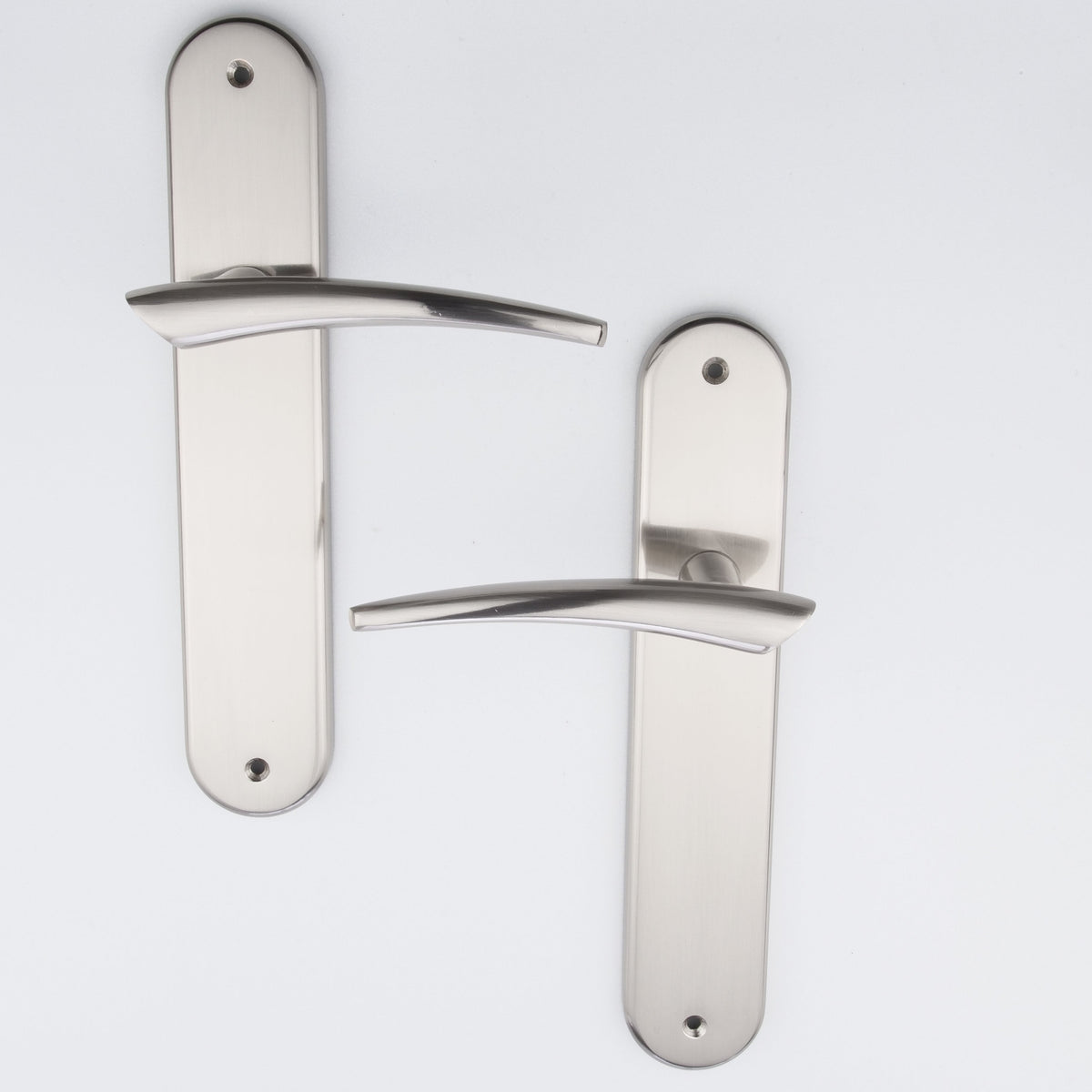 Maniglia d'avanguardia con placca ovale finitura nichel satinato per porte modello '330'