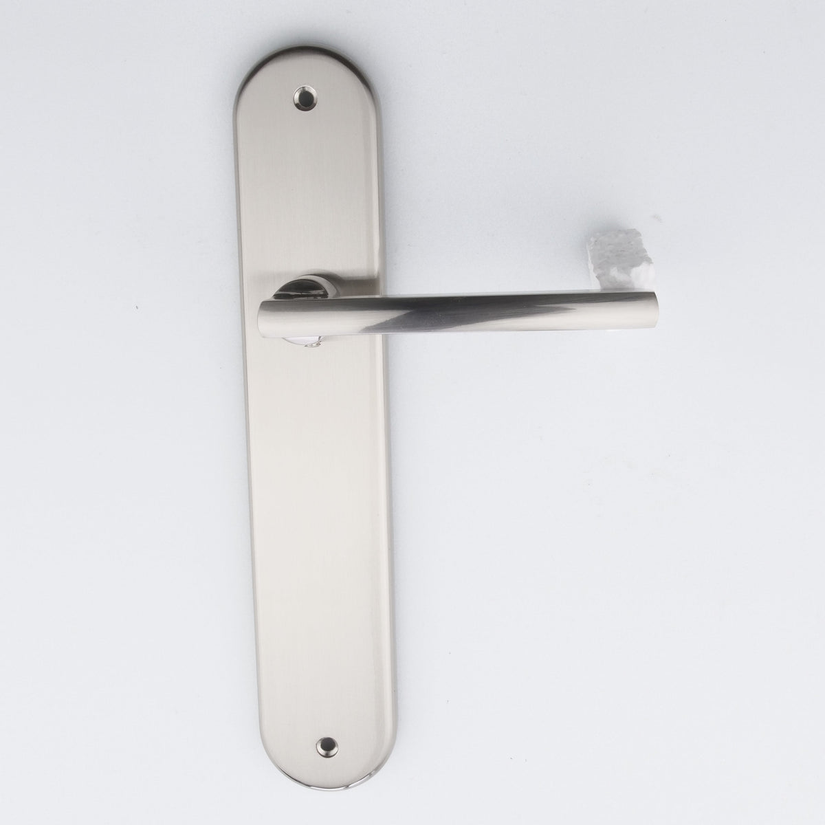 Classica maniglia modello '530' in alluminio con placca ovale in finitura nichel satinato per porte