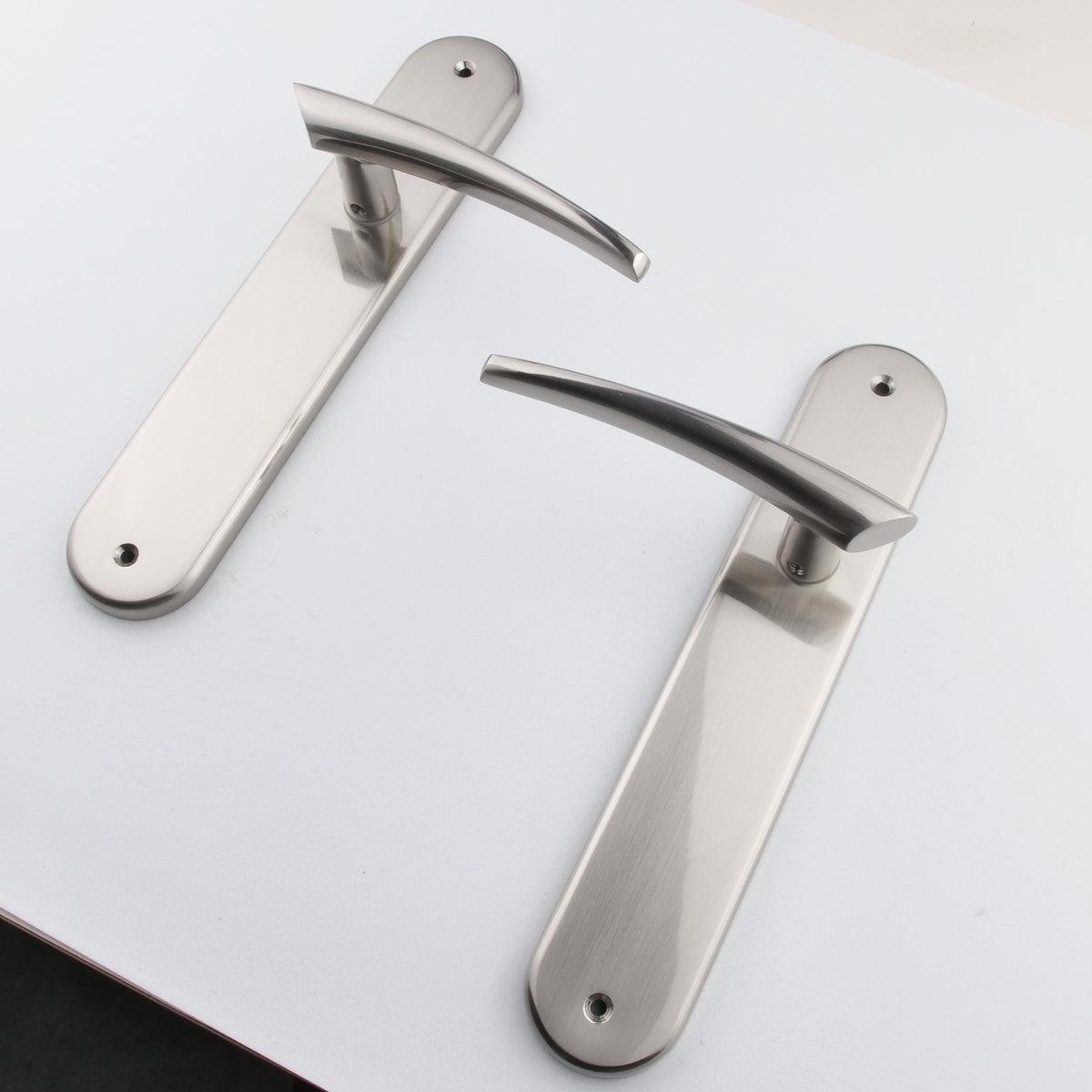 Maniglia d'avanguardia con placca ovale finitura nichel satinato per porte modello '330'