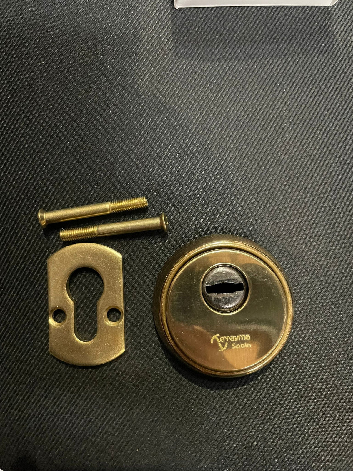 Scudo di sicurezza in acciaio con finitura oro lucido per cilindri a profilo europeo