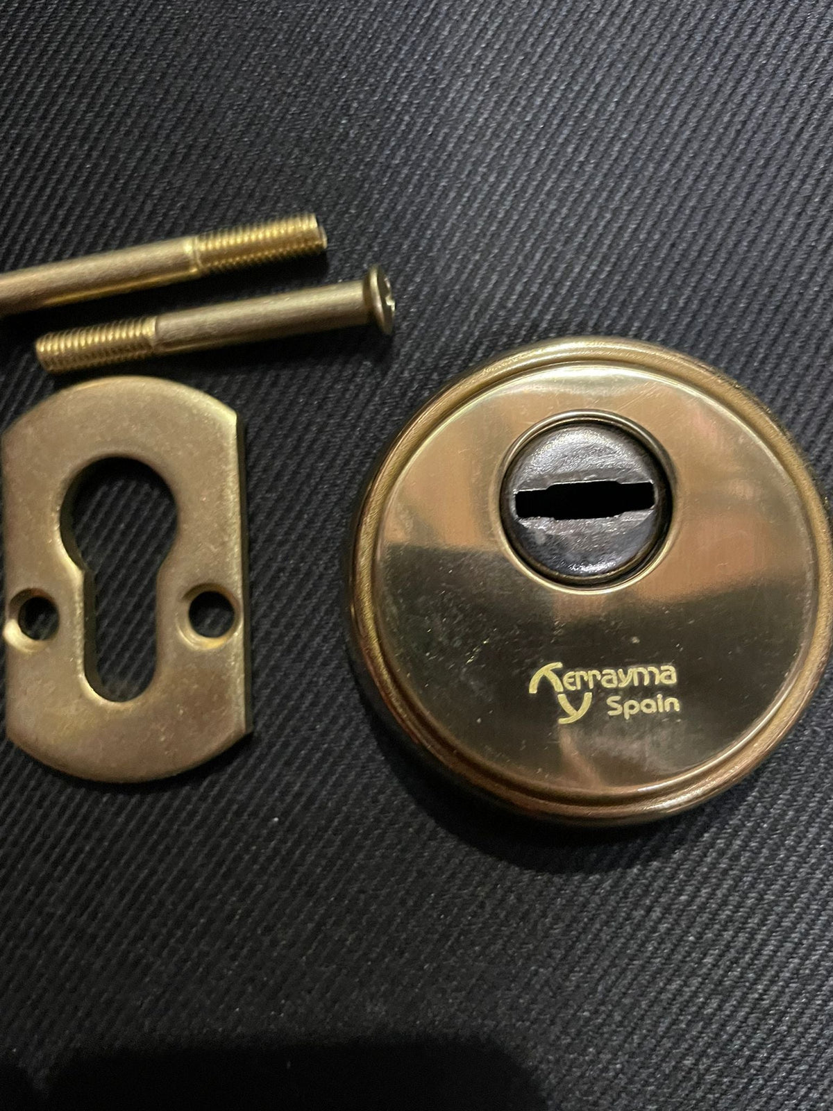 Scudo di sicurezza in acciaio con finitura oro lucido per cilindri a profilo europeo