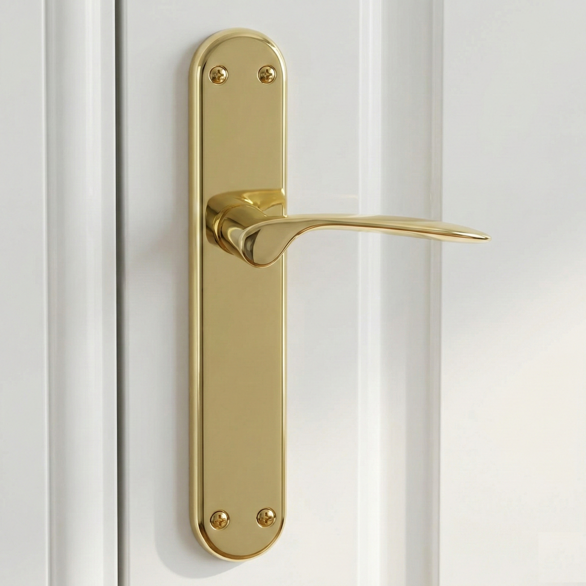 Maniglia con placca ovale in ottone finitura dorata modello Pep per porte