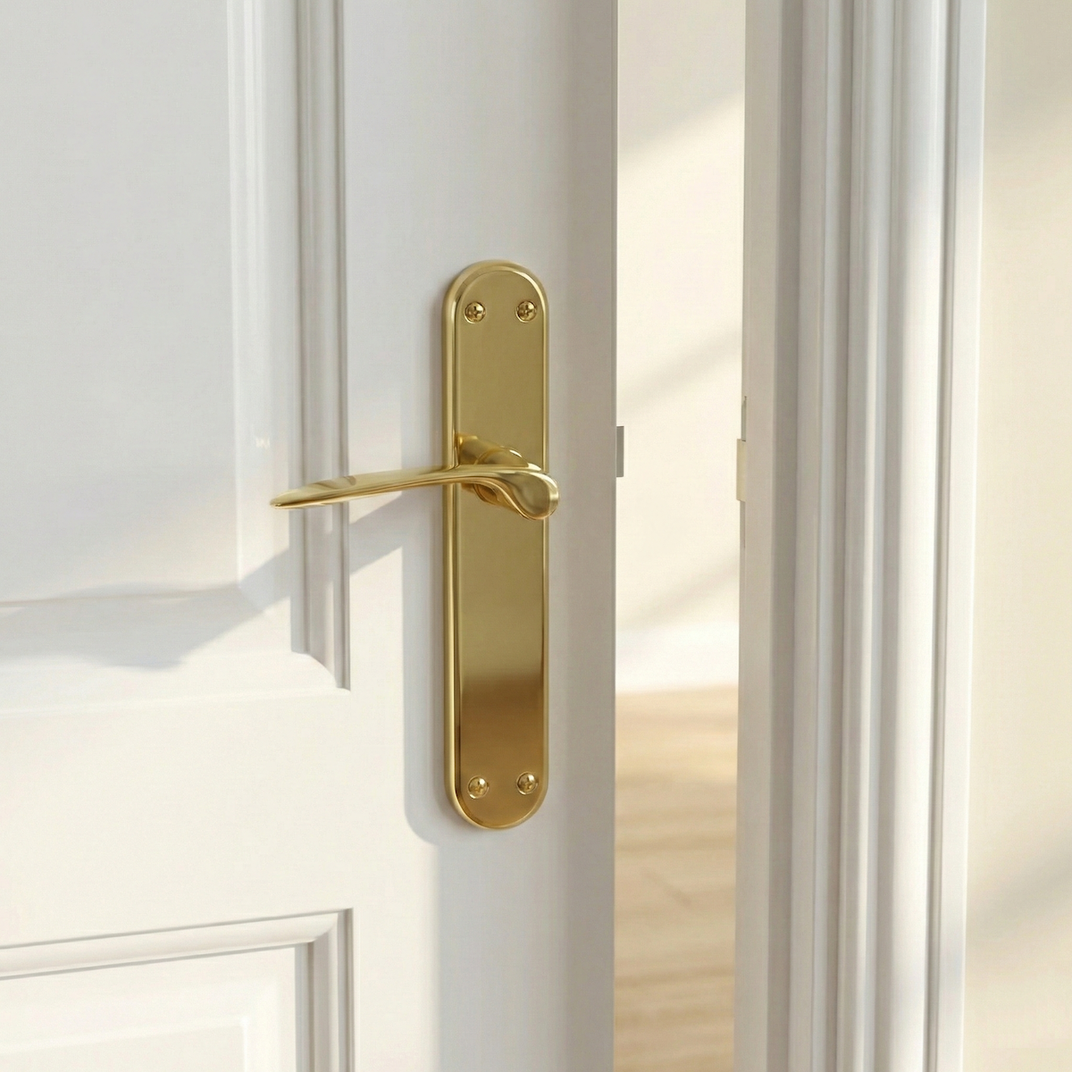 Maniglia con placca ovale in ottone finitura dorata modello Pep per porte