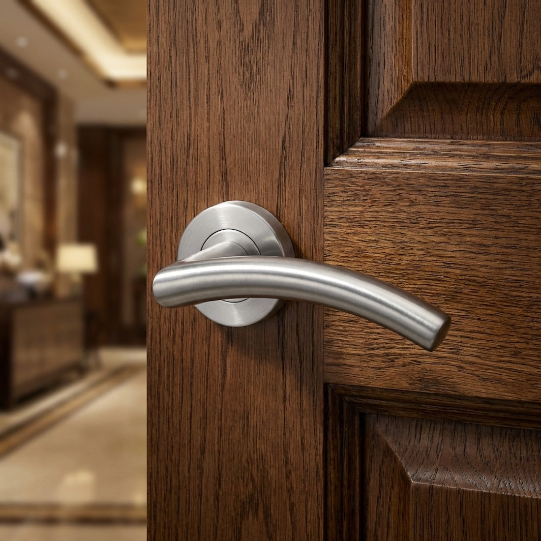 Maniglia curva Nix tubolare in acciaio inox con rosetta tonda per porte