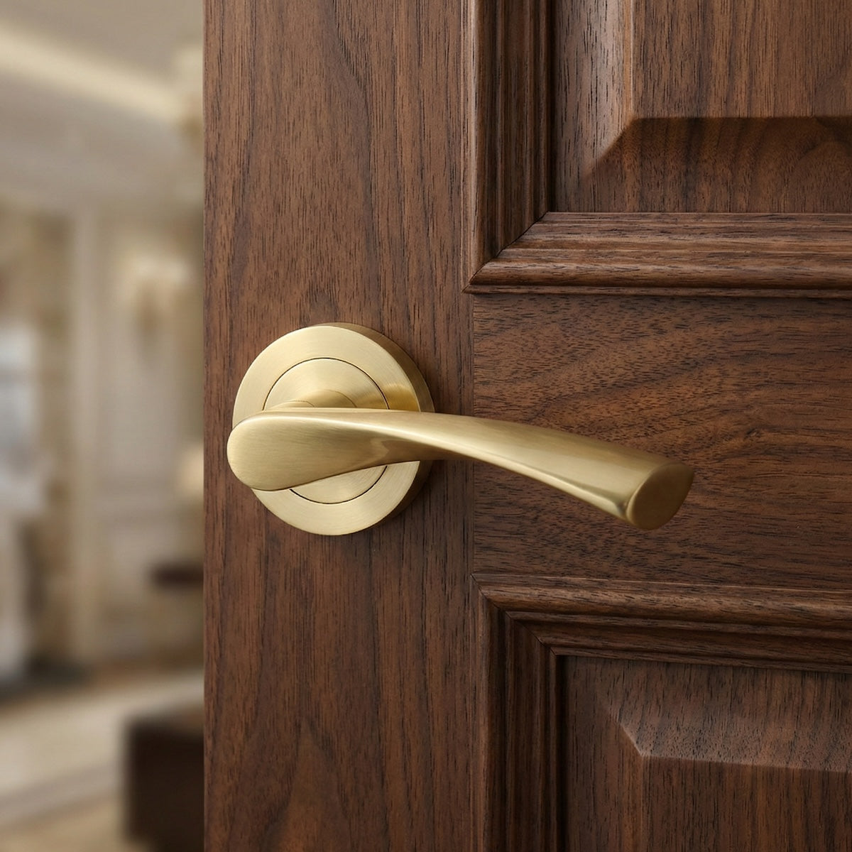 Maniglia modello '136A' dorata in alluminio con rosetta tonda per porte in legno