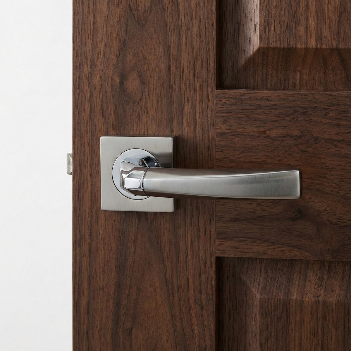 Maniglia modello '320' in zamak per porte con rosetta quadrata in finitura bicolore