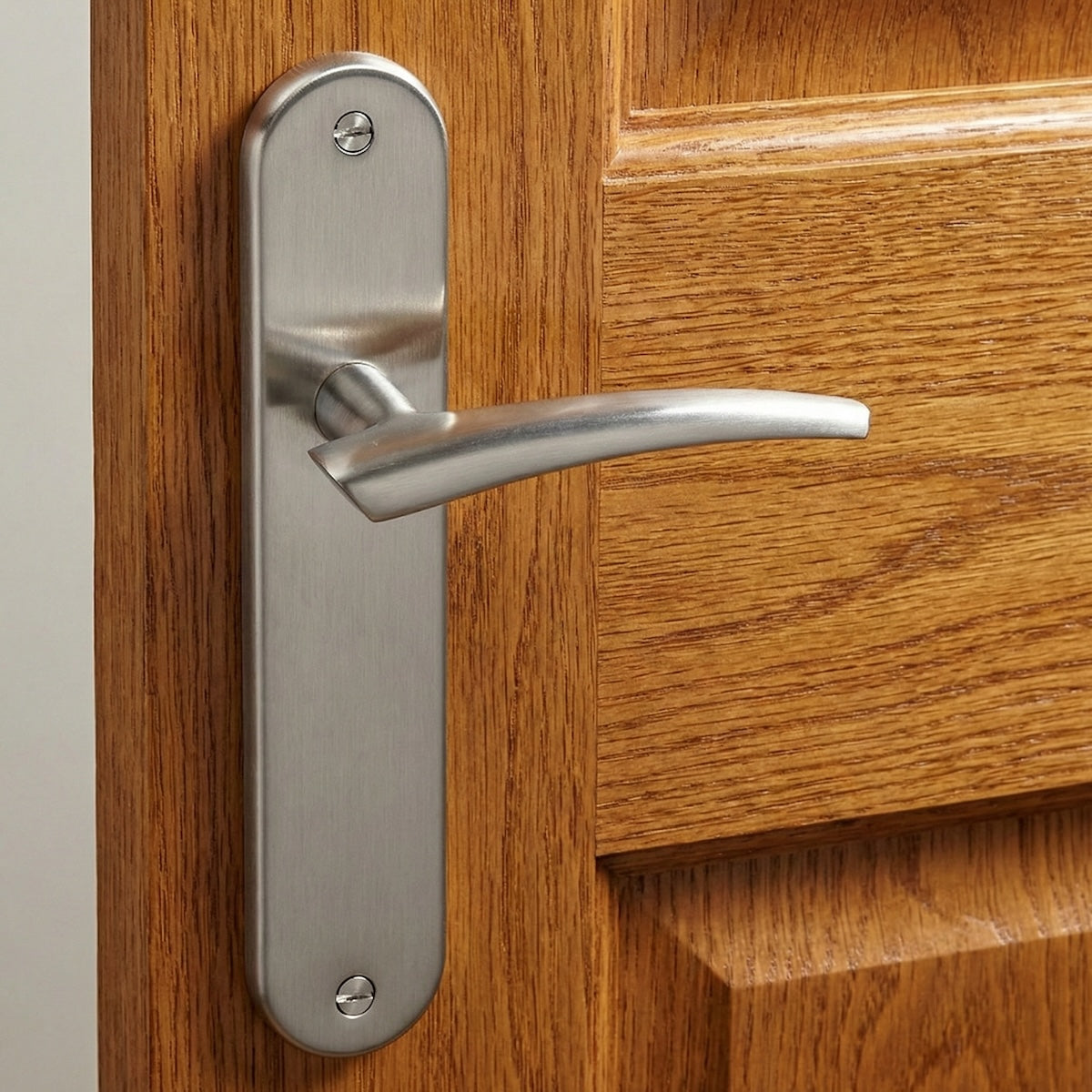 Maniglia d'avanguardia con placca ovale finitura nichel satinato per porte modello '330'