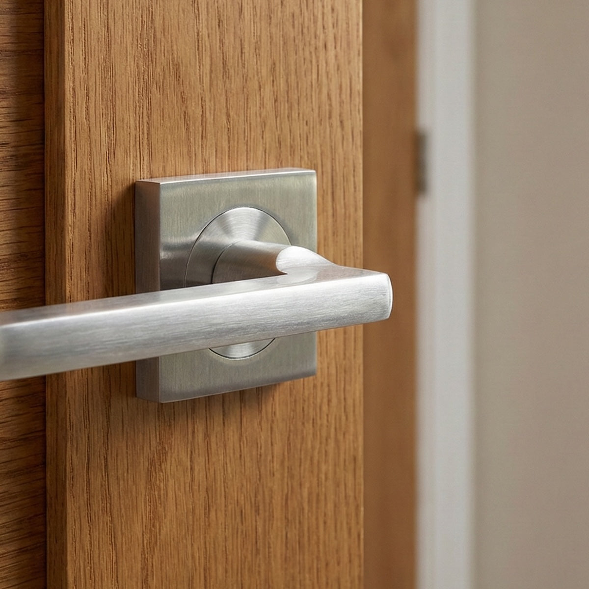 Maniglia modello Rental '530A' con rosetta quadrata in alluminio per porte, finitura nichel satinato