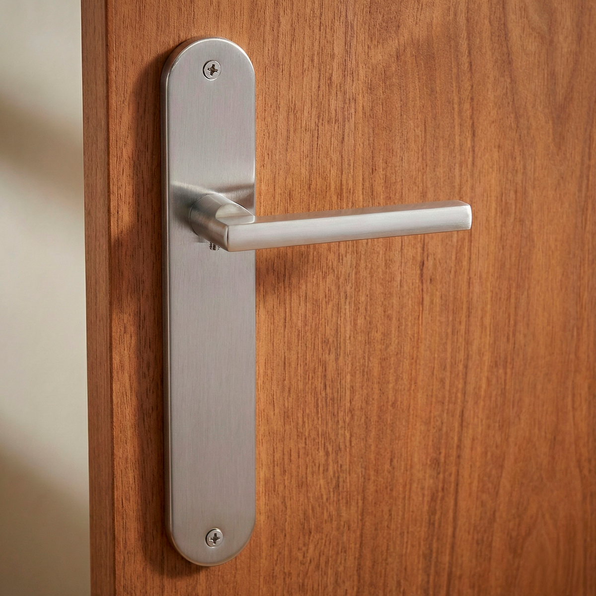 Classica maniglia modello '530' in alluminio con placca ovale in finitura nichel satinato per porte