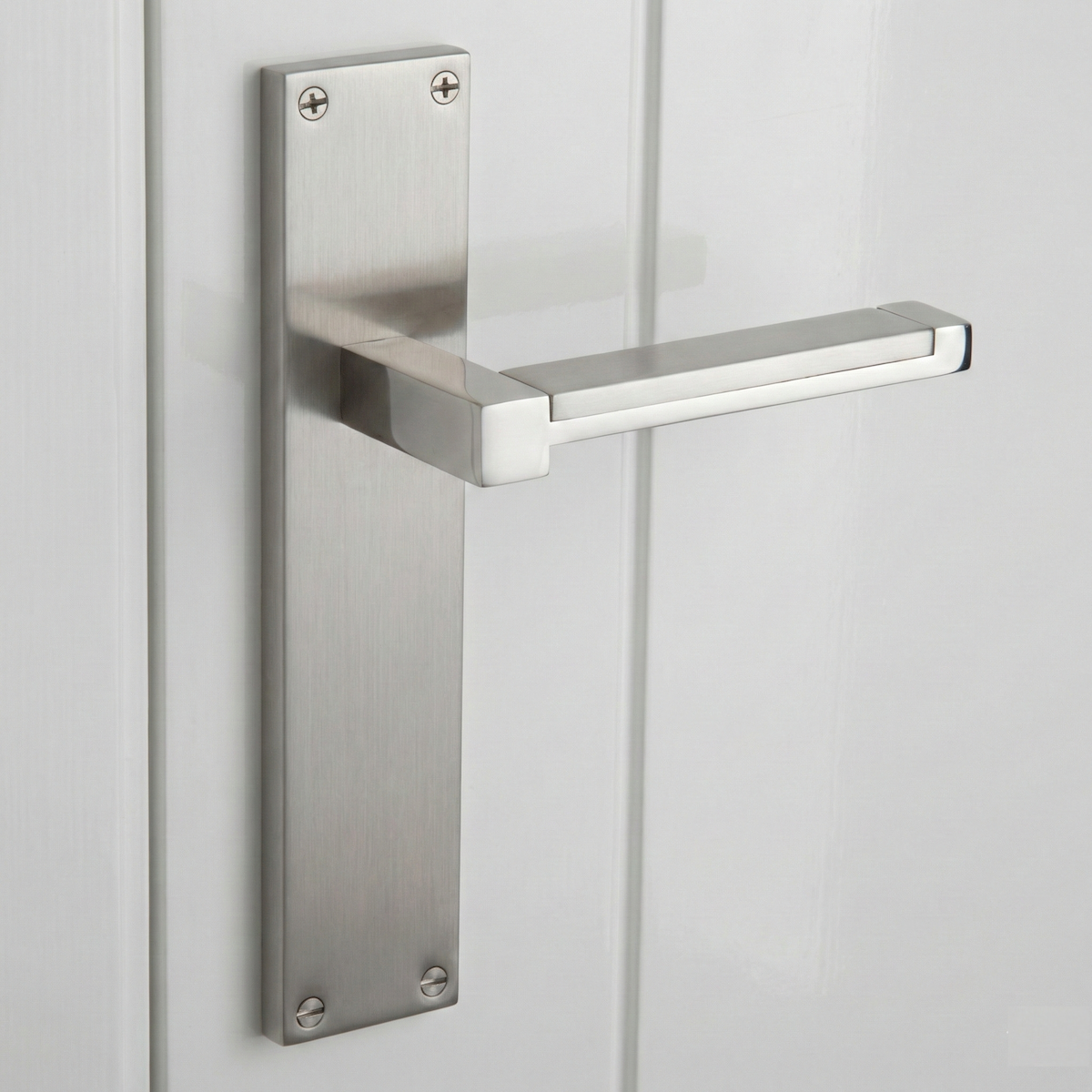 Maniglia modello 610 con placca rettangolare in zamak finitura nichel satinato per porte