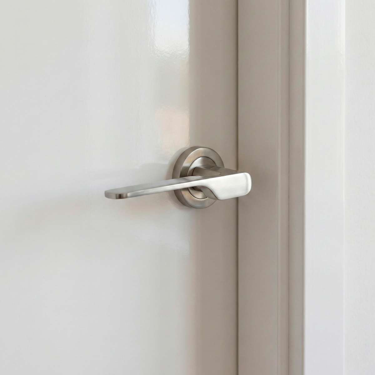 Elegante maniglia in zama modello '640' Aura con rosetta tonda in finitura nichel satinato per porte