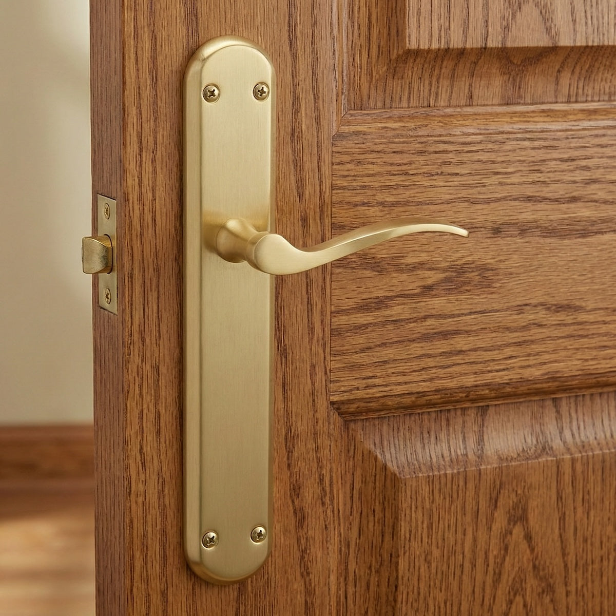 Moderna maniglia modello '890' con placca ovale in alluminio finitura oro satinato per porte