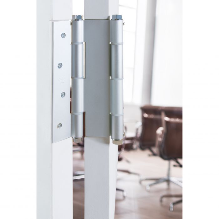 Cerniera a doppio effetto con chiusura automatica per porte a battente