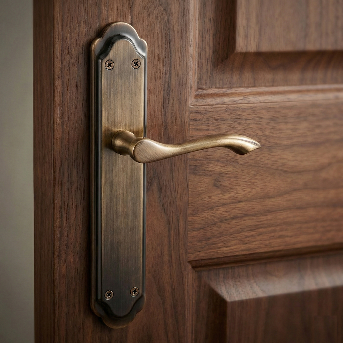 Maniglia rustica modello '4001' con placca ovale curva e finitura cuoio per porte