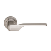 Elegante maniglia in zama modello '640' Aura con rosetta tonda in finitura nichel satinato per porte