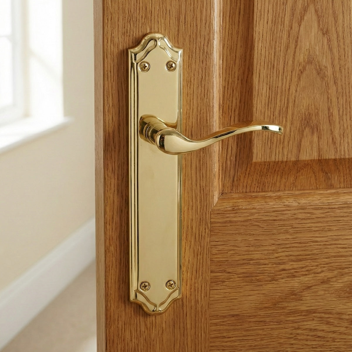 Maniglia modello LOREA PB con placca dorata lucida in alluminio per porte