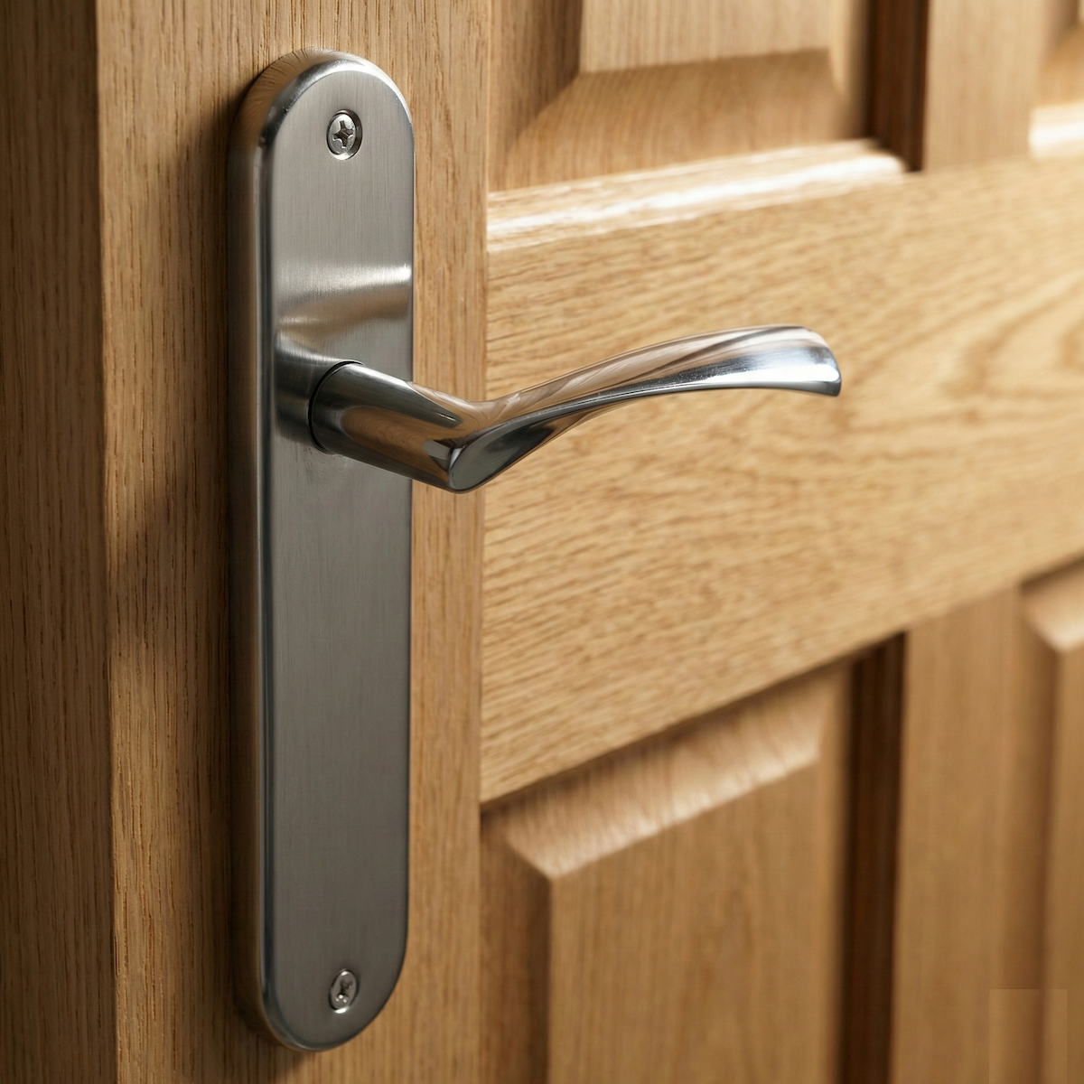 Maniglia modello '130A' onda con placca ovale in alluminio per porte in finitura nichel satinato
