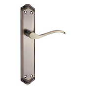 Maniglia modello '881' rustica finitura cuoio in alluminio con placca curva per porte