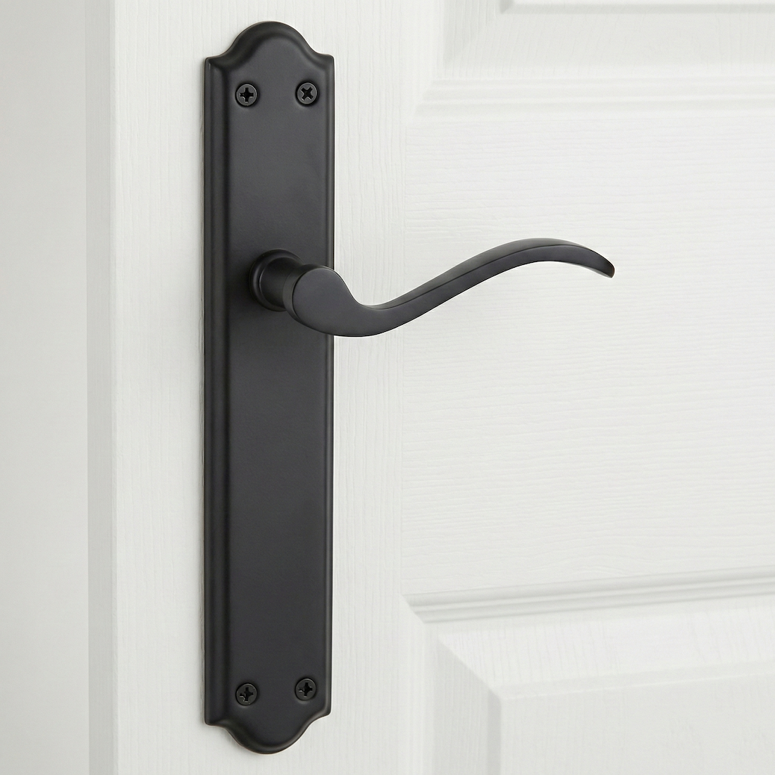 Maniglia modello '1101' in alluminio con placca in finitura ferro battuto nero per porte
