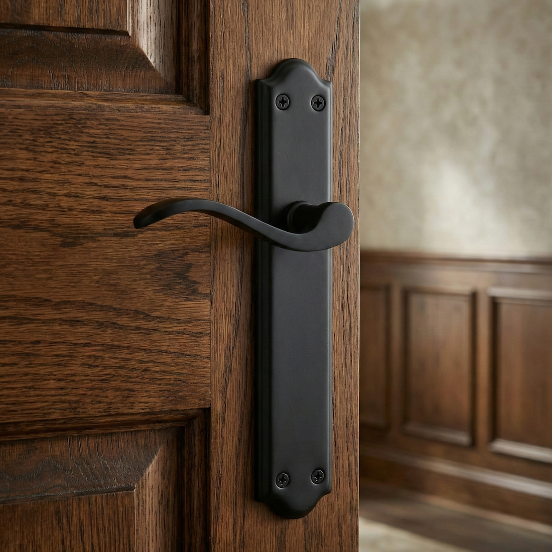 Maniglia modello '1101' in alluminio con placca in finitura ferro battuto nero per porte