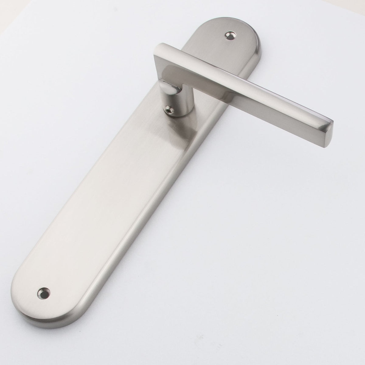 Classica maniglia modello '530' in alluminio con placca ovale in finitura nichel satinato per porte