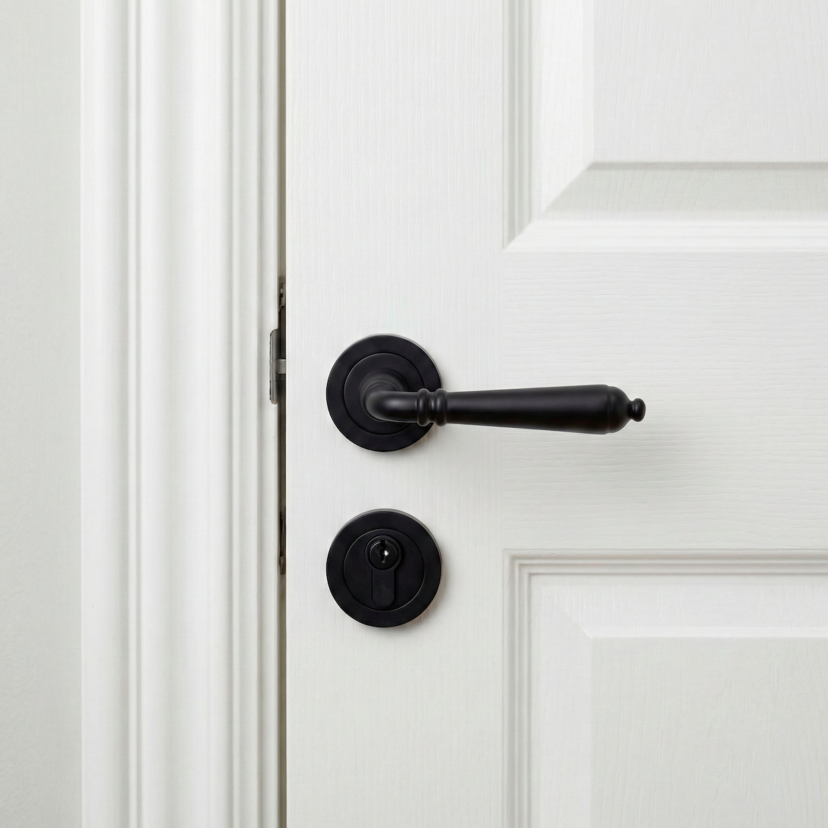 Maniglia con rosetta tonda nera stile rustico modello Toledo per porte interne