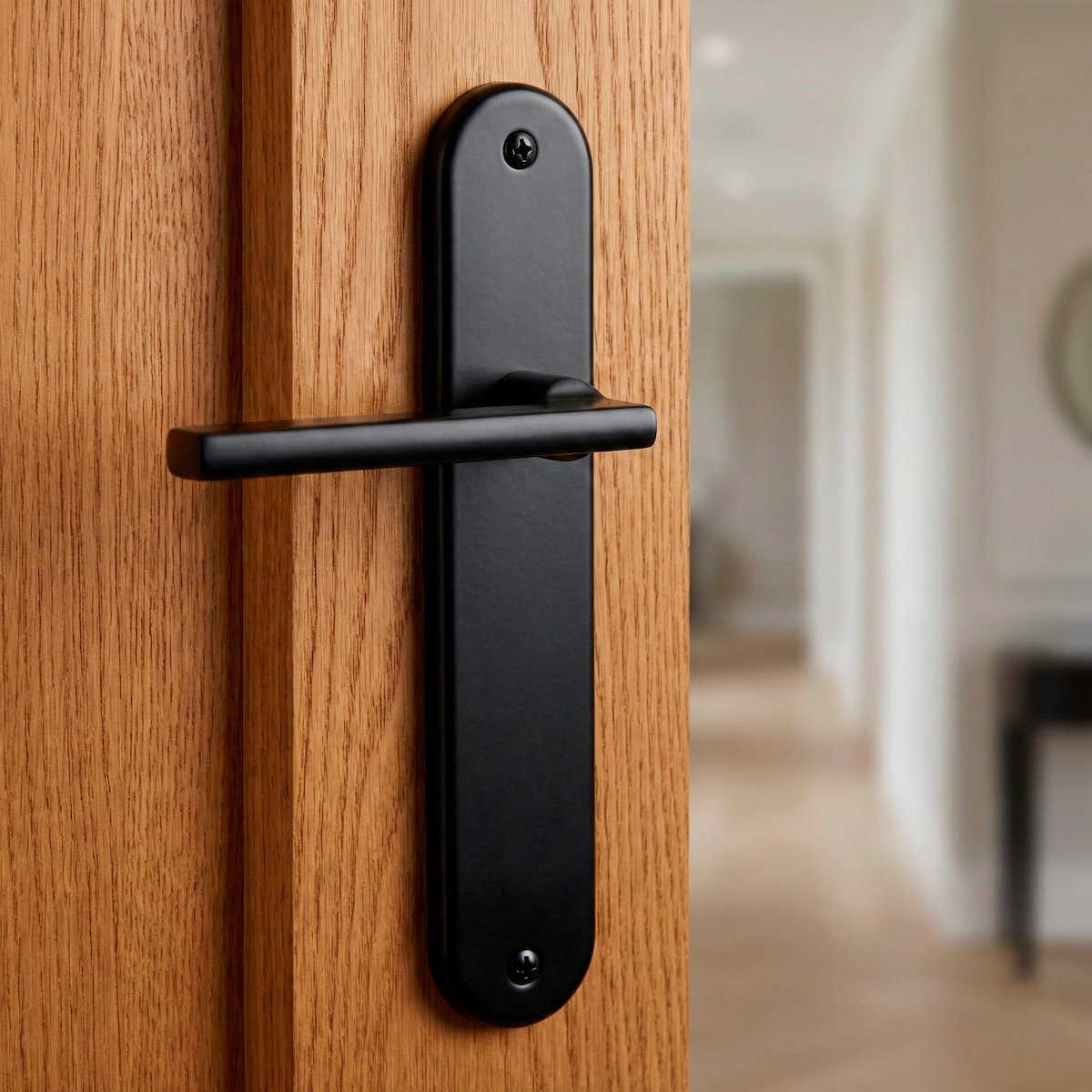 Maniglia modello '530' in alluminio con placca ovale finitura nero opaco per porte