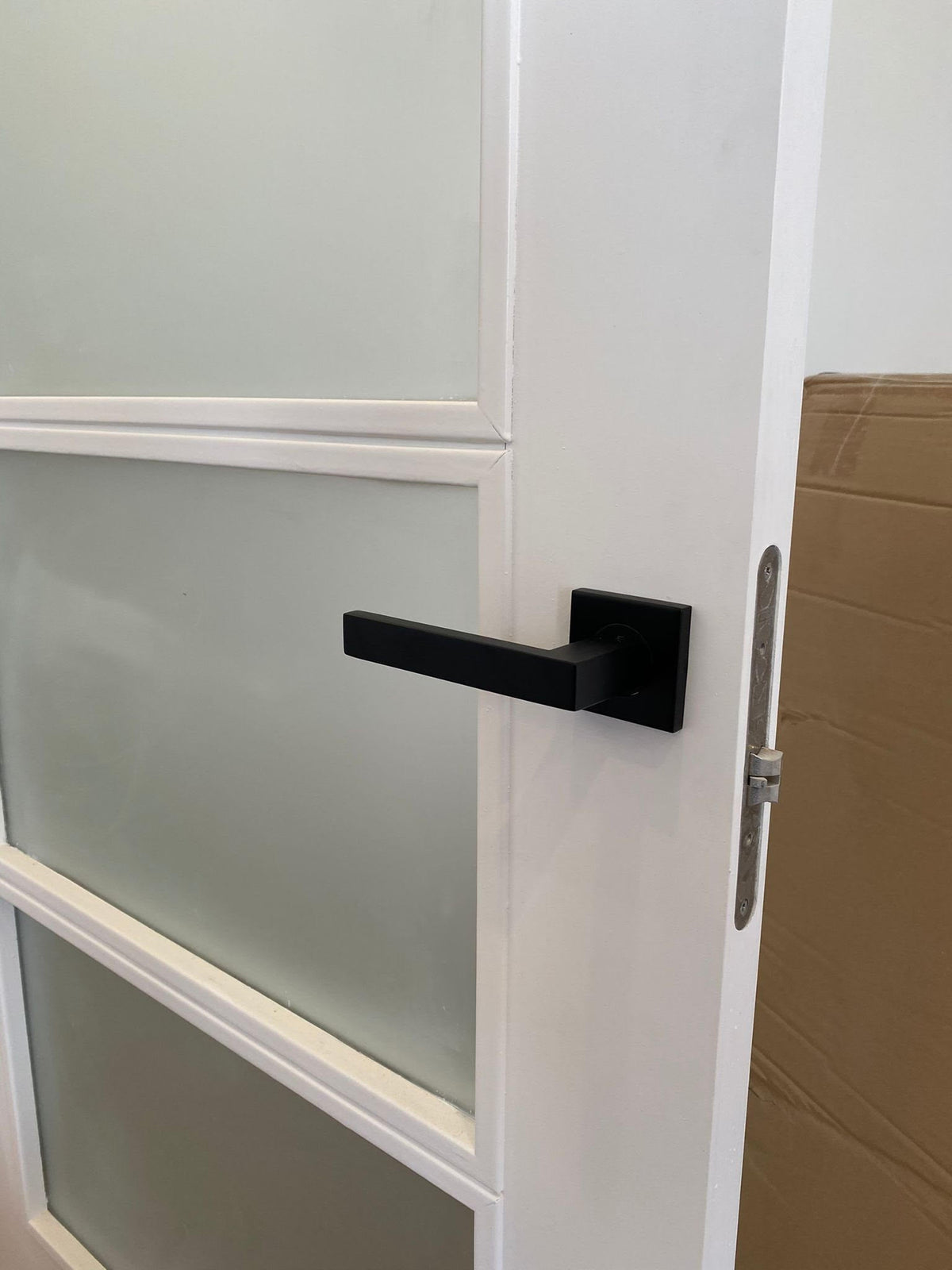 Manilla con roseta cuadrada negra de acero inoxidable para puertas blancas